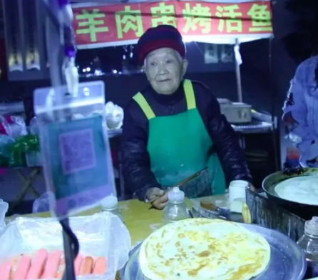 人民日报点赞！郑州94岁煎饼奶奶火了“人活着总要为自己找点价值”