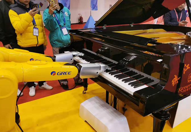 格力黑科技：机器人弹奏歌曲 不输钢琴大师朗朗