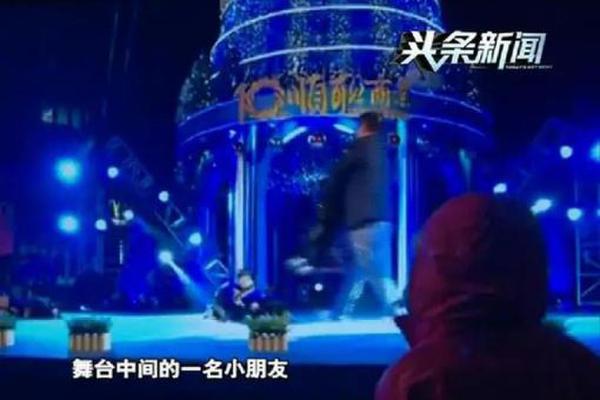 男子两次抱走表演男童企图溜之大吉 网友：这是什么神操作?保安死了吗?