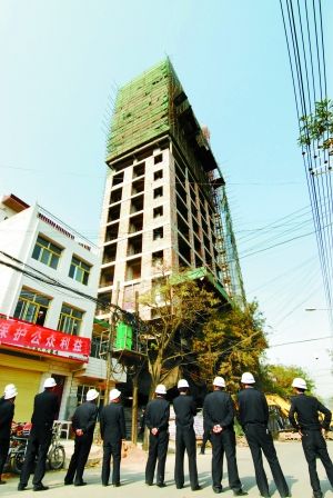高楼刚建好就被拆：118米高的大楼13秒拆除 城市建设怎么能“亡羊补牢”?