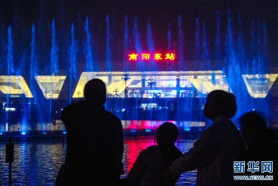 南阳东站工程建设接近“尾声”：日月湖喷泉流光溢彩迎宾朋