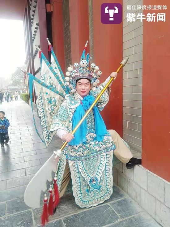  孙怀生在清明上河园景区里表演