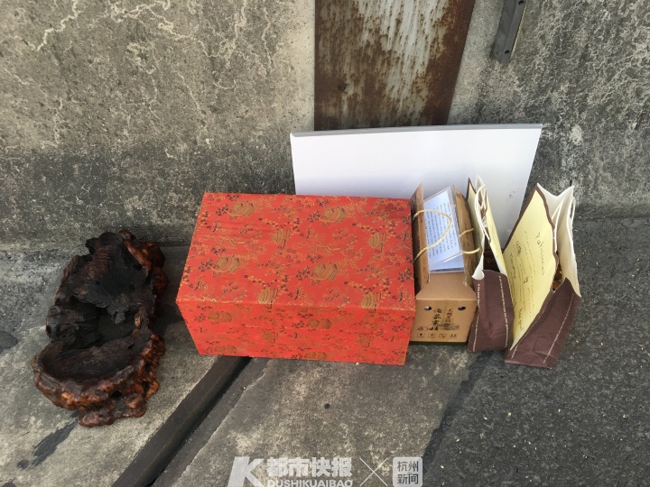 百万豪车高速上突发自燃 车上还有几十万的古董