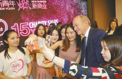 图为安巩(右二)在复旦大学与中国大学生合影。 