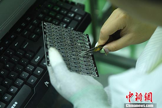 9月16日，中国国家统计局公布数据显示，8月份，中国规模以上工业增加值同比实际增长4.4%，比7月份回落0.4个百分点。资料图为8月24日，工人在重庆一电子产品生产车间内工作。 <a target=