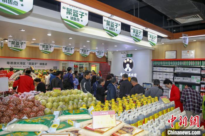 广州华景新城一家“肉联帮”社区生鲜店被周边居民挤得水泄不通。　程景伟 摄