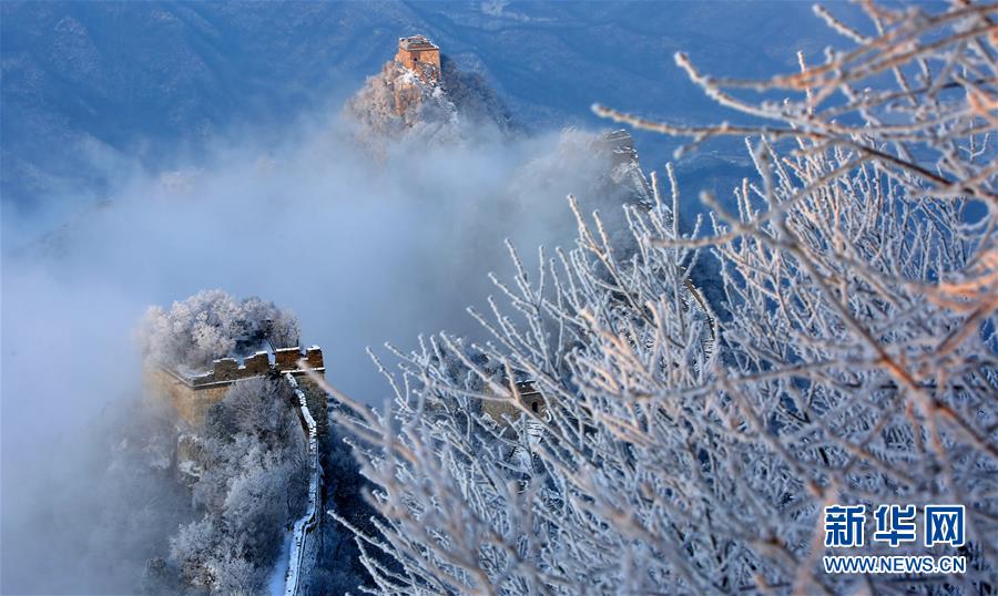 雪后北京：树挂与长城交相辉映