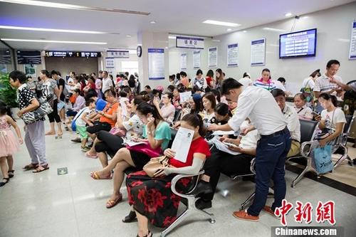 资料图：广西南宁市公安局出入境办证大厅人满为患。 <a target=