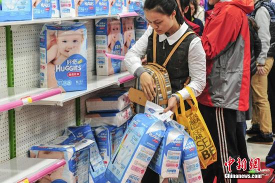 资料图：消费者抢购纸尿裤。<a target=