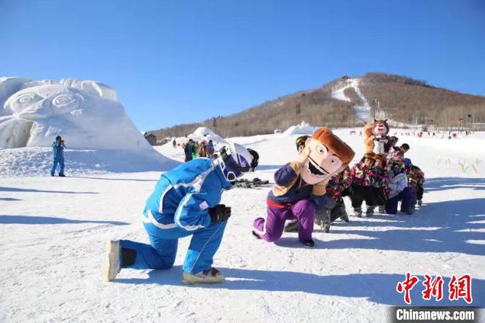 冰雪爱好者体验冰雪活动魅力(资料图)白山市文旅局供图