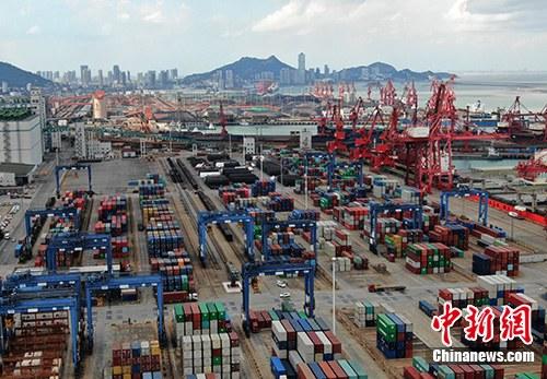 日前，中国国务院印发《中国(山东)、(江苏)、(广西)、(河北)、(云南)、(黑龙江)自由贸易试验区总体方案》。其中，中国(江苏)自由贸易试验区的实施范围119.97平方公里，涵盖三个片区：南京片区39.55平方公里，苏州片区60.15平方公里(含苏州工业园综合保税区5.28平方公里)，连云港片区20.27平方公里(含连云港综合保税区2.44平方公里)。图为航拍江苏连云港集装箱码头。(资料图片)<a target=