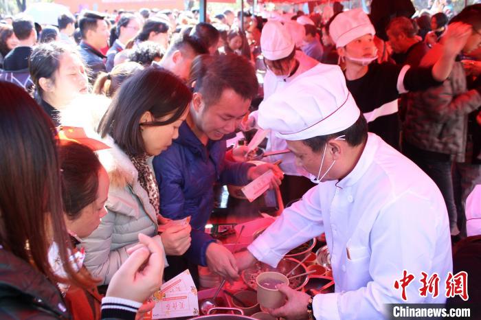 图为游客品尝美食。　林榕生 摄