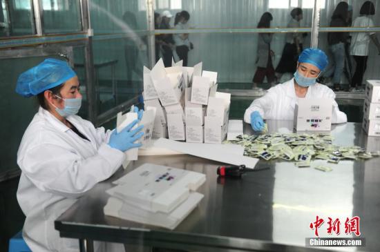 据记者了解，该产业园建筑面积30000平米，大致分为电商运营中心、办公区、仓储区、农村电商配送中心、电商体验馆等5个区域。该产业园董事长水彦民介绍，园区三年内为入驻的企业免费提供办公场所和仓库。格尔木电商销售产品80%为本地农特产品，产业园在发展的同时，积极参加精准扶贫工作，为农牧民、贫困户做了大量的扶贫工作。图为工人包装产品。 <a target=