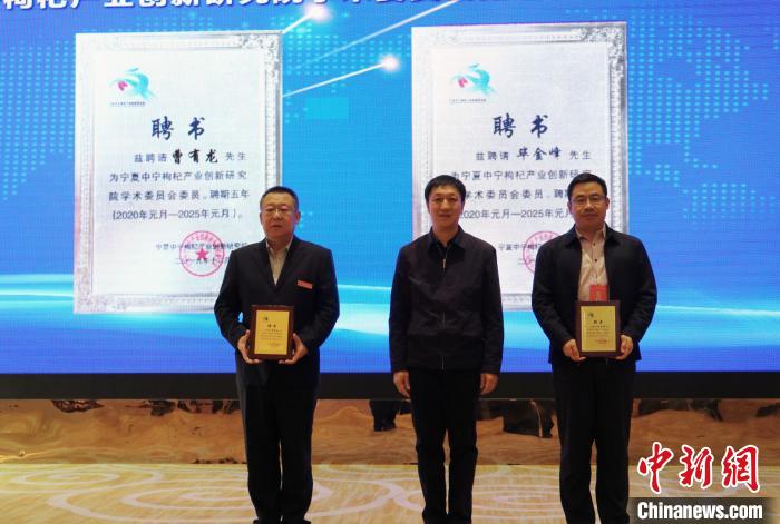 活动现场颁发专家聘书。　石羽佳 摄