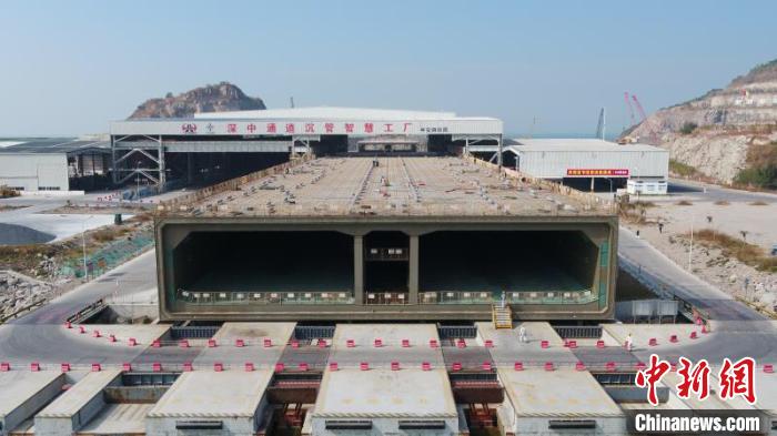 深中通道首节钢壳沉管完成浇筑，岳路建摄
