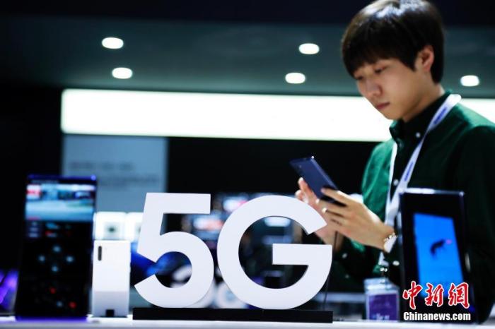 资料图：工作人员为与5G技术相关的设备做调试。汤彦俊 摄