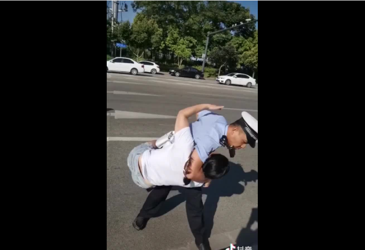 女子未系安全带被查后拒罚被抱摔 网友：厉害了我的警!