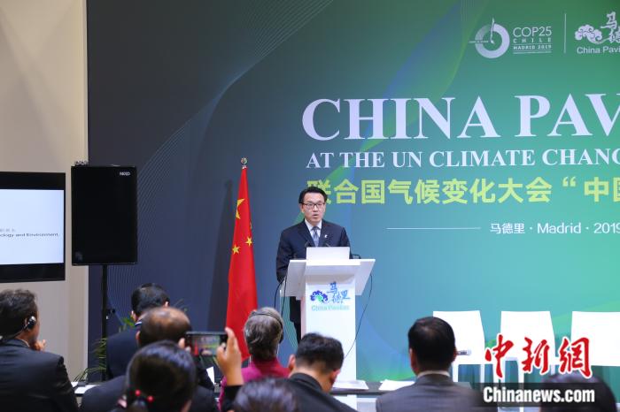 中国代表团团长、生态环境部副部长赵英民在联合国马德里气候大会期间出席中国角主题边会时透露，截至今年10月底，中国碳交易试点地区的碳排放配额成交量达3.47亿吨二氧化碳当量，交易额约76.8亿元人民币。夏宾 摄