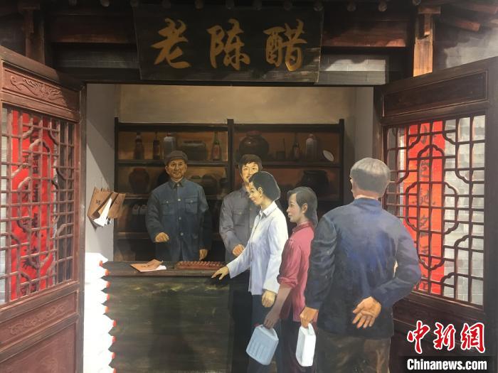 时至今日，市民排队买醋的景象仍天天上演。　高瑞峰 摄