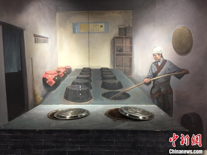 酿醋是保留传统工艺技法最多的行业之一。　高瑞峰 摄