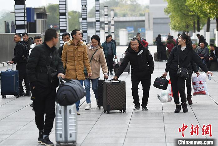 图为12月5日，重庆北站广场上的旅客。<a target=
