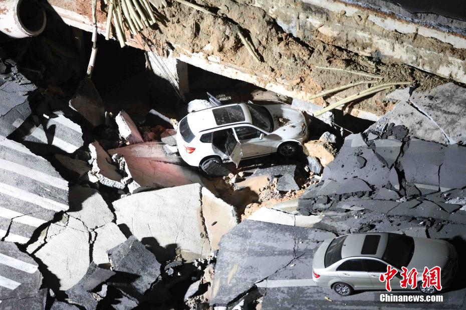 厦门吕岭路口出现路面坍塌 目前没有发现被困人员