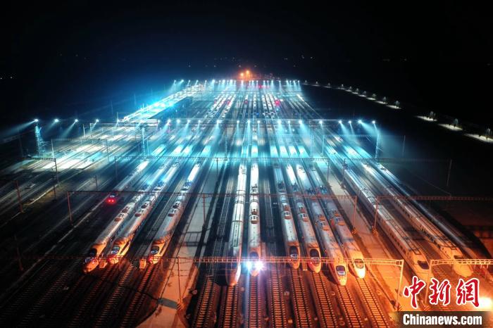 徐州动车运用所夜间俯瞰图。　<a target=