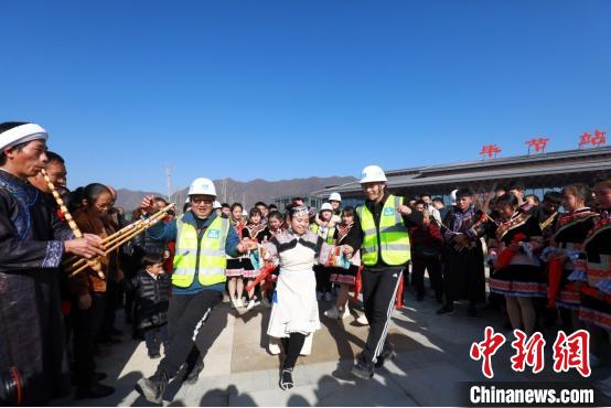 毕节高铁站正式通车乌蒙山腹地革命老区迈入高铁时代