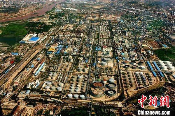 图为航拍中国石油兰州石化公司。　刘延治 摄