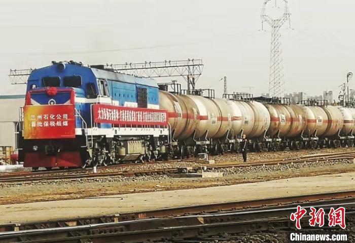 中国石油兰州石化公司首批300吨保税航空煤油运往成都双流国际机场。　刘延治 摄