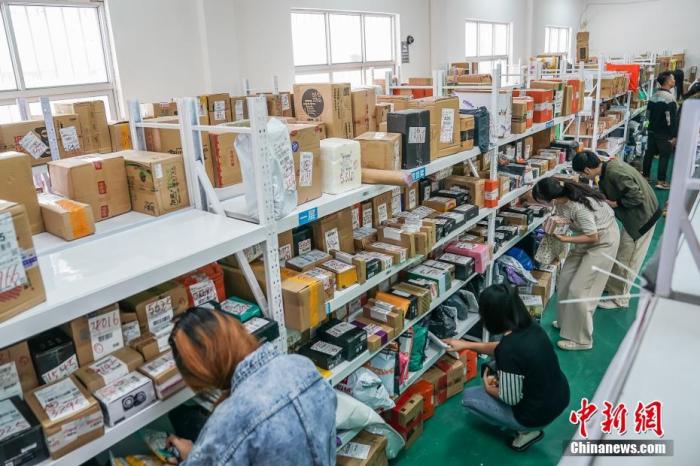 资料图：“双十一”后快递站点收件量大增。<a target=