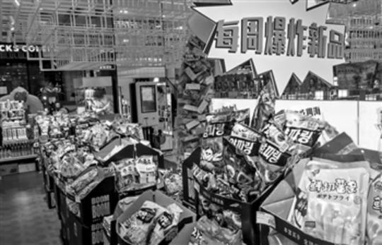 　12月15日，北京一家购物中心内的零食专卖区。本报记者 王伟伟 摄