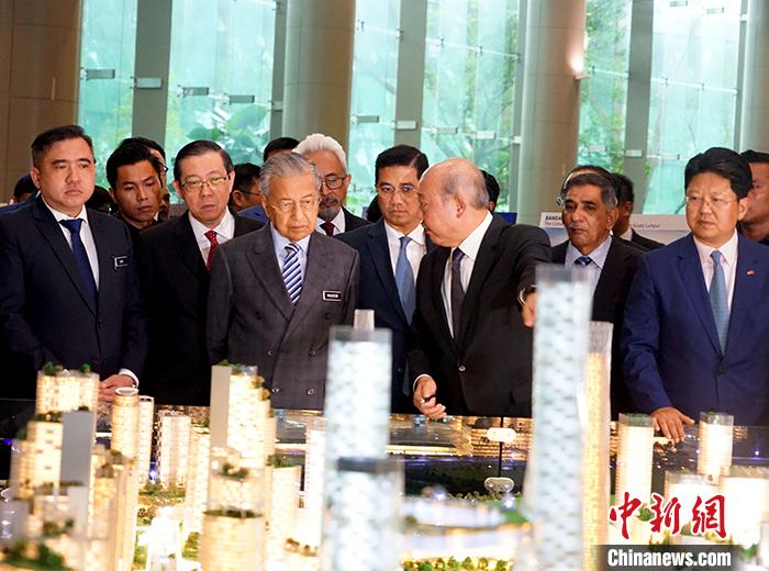 图为马来西亚总理马哈蒂尔(前排左三)等参观大马城规划模型。<a target=