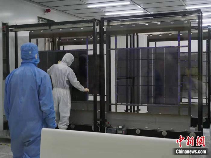 彩虹液晶玻璃有限公司生产车间。张旭 摄