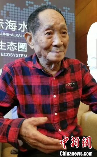 论坛期间袁隆平接受记者采访。　王晓斌 摄