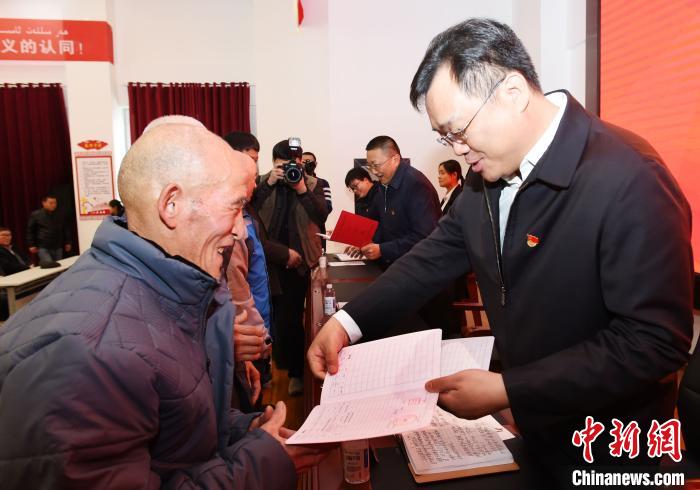“量化折股”让克拉玛依市乌尔禾区民众喜领股权分红
