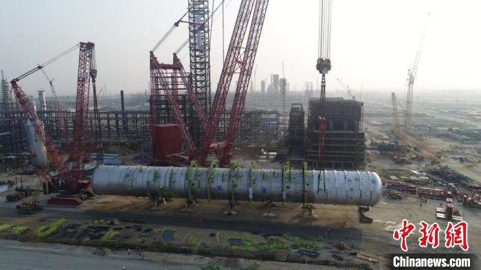 全球最大原油蒸馏塔一次吊装成功