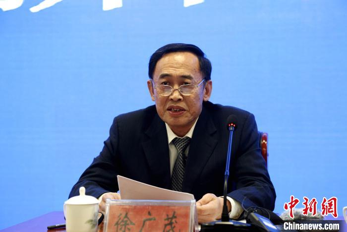 山东省自然资源厅国土测绘处处长徐广茂介绍北斗“一张网”与手机导航定位的区别。　沙见龙 摄