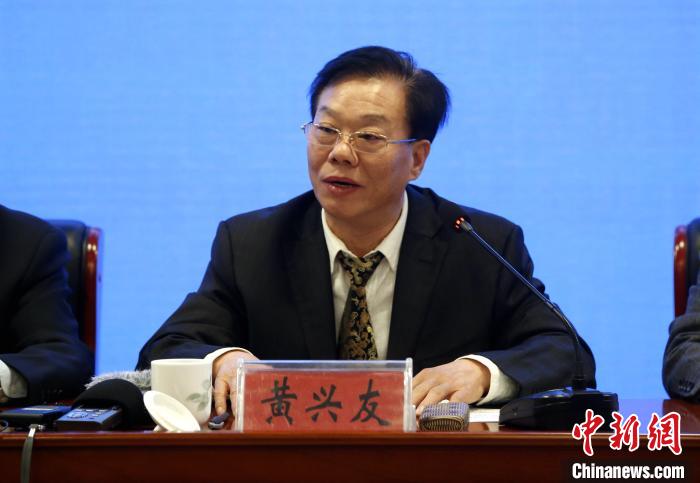 就北斗“一张网”建成的意义，山东省国土测绘院院长黄兴友回答记者提问。　沙见龙 摄