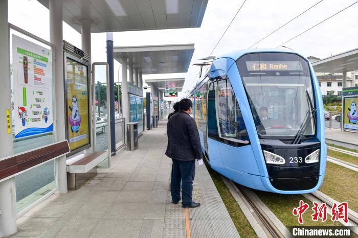 两名工作人员准备试乘成都市有轨电车蓉2号线有轨电车。　孔祥文 摄