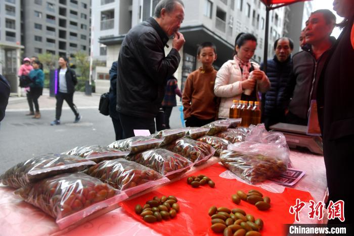 橄榄集市、闽清农产品展、海峡姐妹杂志读者节、无限极万步荟千人行等活动同期举行。　吕明 摄