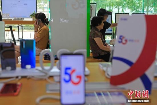 资料图：市民等待办理5G手机和网络相关业务。 殷立勤 摄