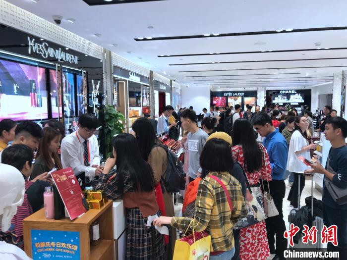 海南离岛免税购物火爆海口机场免税店销售创新高