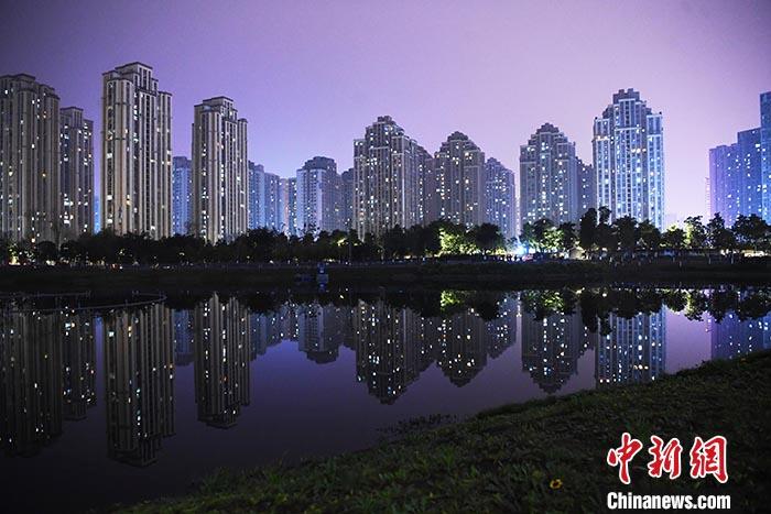 图为重庆城区高楼内灯火通明。<a target=