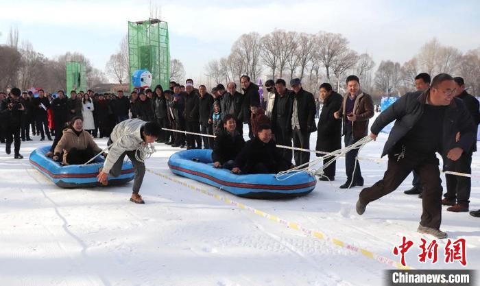 图为民众在临夏市一乡村冰雪场体验项目。　马玉林 摄