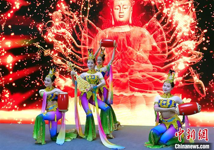 由甘肃省文化和旅游厅主办的“丰收了？游甘肃”冬春旅游“双重尊享·特产有礼”活动在广州举行。　程景伟 摄