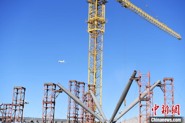 拉萨贡嘎国际机场改扩建工程冬季施工忙
