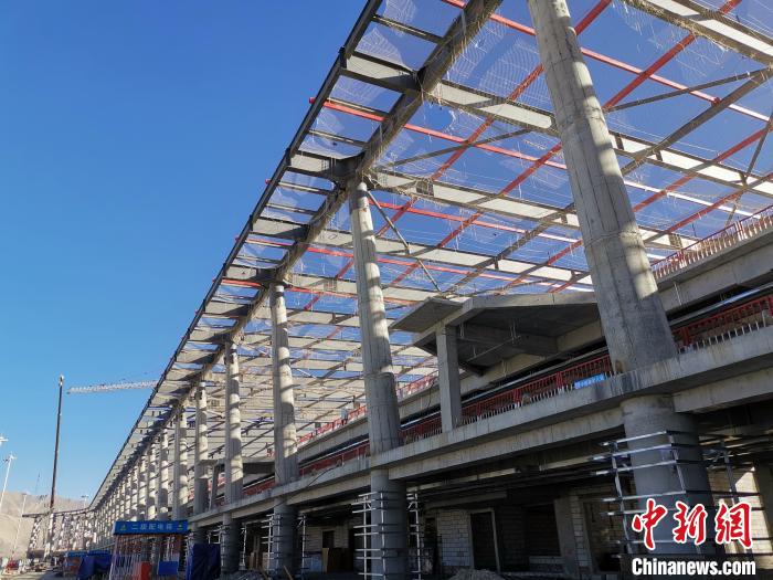 图为29日，已竣工的航站楼主体结构。　张伟 摄