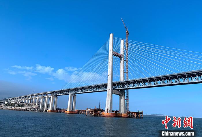 12月26日，记者从2020年全国交通运输工作会议上获悉，2020年中国交通运输将完成铁路投资8000亿元(人民币，下同)，公路水路投资1.8万亿元，民航投资900亿元的目标。图为12月25日拍摄的正在建设中的福建平潭海峡公铁两用大桥。<a target=