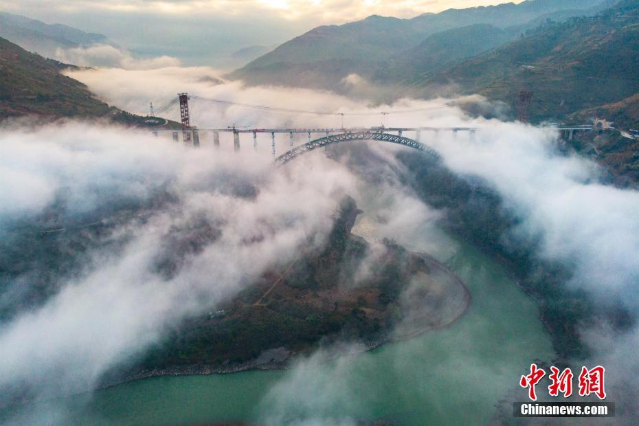 云南大理至瑞丽铁路怒江特大桥主体建成 全长1024.2米